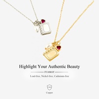 Collier FUAMAY avec pendentif livre, plaqué or 18 carats, cuivre et laiton, avec perle et zircon rouge, idéal pour les amateurs de livres et les cadeaux de demoiselles d'honneur
