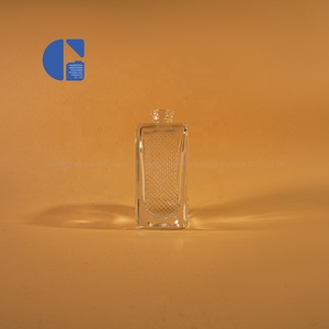 Esclusiva Bottiglia di Profumo Quadrata Piatta da 50ml con Lato a Griglia Texturizzata e Base Pesante in Vetro, Flacone Spray per Fragranze di Design di Alta Gamma - Product Image 5