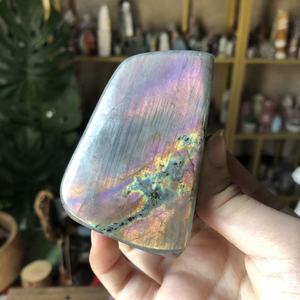Cristallo di Labradorite Naturale Lucidato YingLai con Riflessi Viola, Forma Libera Unica per Artigianato - Product Image 2