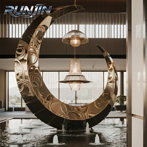 ประติมากรรมโลหะรูปตัว C ขนาดใหญ่ สไตล์โมเดิร์น แบบนามธรรม รุ่น RUNJIN RJ-121 ผลิตจากเหล็กกล้าไร้สนิมขัดเงา ตีขึ้นรูปด้วยมือ สำหรับตกแต่งกลางแจ้งในลานพลาซ่า - Product Image 2
