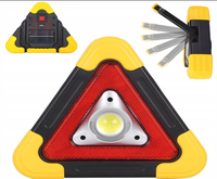 Feu de signalisation routière triangulaire LED solaire réfléchissant pour extérieur, idéal pour la sécurité des véhicules et les avertissements de travail.