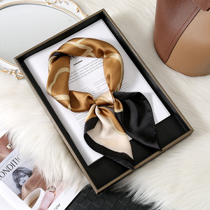 Nuova <span class=keywords><strong>Sciarpa</strong></span> Quadrata Leggera Floreale Personalizzata da Donna 70x70cm Stile <span class=keywords><strong>Elegante</strong></span> e Fresco Versatile per Occasioni Speciali e Uso Quotidiano - Product Image 1