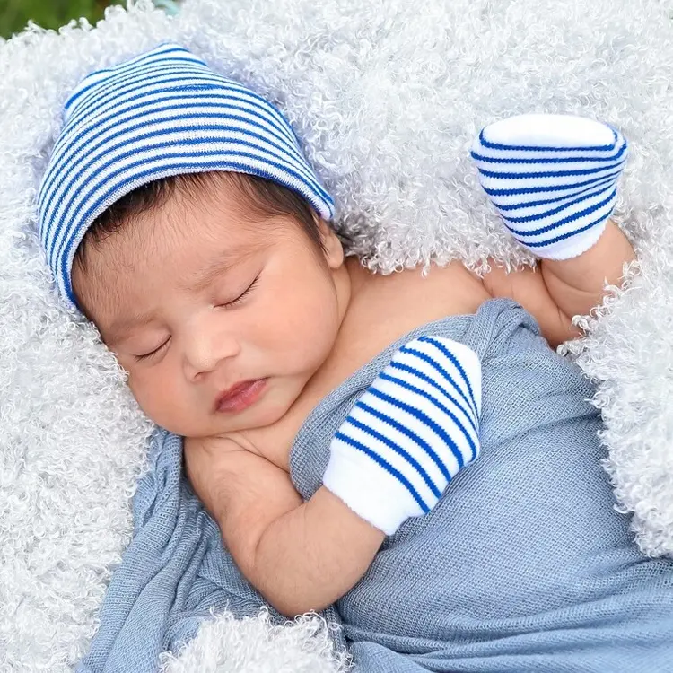 Conjunto de regalo personalizado para recién nacido, gorrito de punto suave con etiqueta de nombre para bebé, sombrero y juego de guantes con parche de cuero