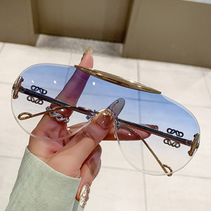 Gafas de sol sin montura con lentes de espejo UV400, ligeras, estilo piloto, para mujer, uso casual - Product Image 2