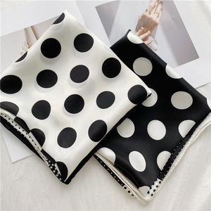 Foulard Quadrato in Pura <span class=keywords><strong>Seta</strong></span> 90*90cm, Motivo Floreale Classico Bianco e <span class=keywords><strong>Nero</strong></span>, Sciarpa Primaverile ad Asciugatura Rapida, Regalo per Donna - Product Image 1
