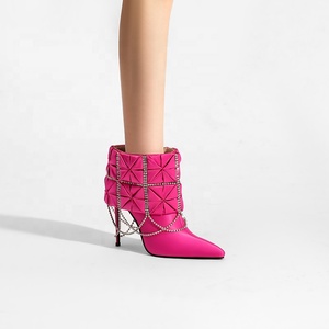 Bottes à talons hauts en satin rose personnalisées, style western, avec chaînes en strass, bout pointu et <span class=keywords><strong>talon</strong></span> compensé, <span class=keywords><strong>pour</strong></span> la vente en gros - Product Image 2