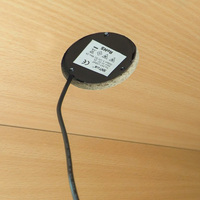 Chargeur sans fil certifié 15W à installer sous le comptoir, fonctionne à travers des surfaces en bois, marbre et pierre de quartz de 10 mm d'épaisseur