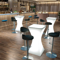 Table de bar haute lumineuse carrée en plastique personnalisée avec petit design de taille pour restaurant, discothèque, salle de sport ou bar, club