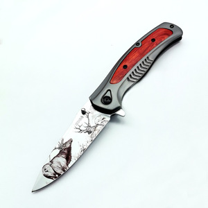 Cuchillo Plegable de Acero Inoxidable con Grabado de Ciervo e Incrustaciones de Madera para Uso Doméstico - Product Image 1