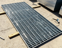 Grille en acier doux avec barres soudées, grilles en acier galvanisé, longue durée de vie, utilisées pour les passerelles en acier