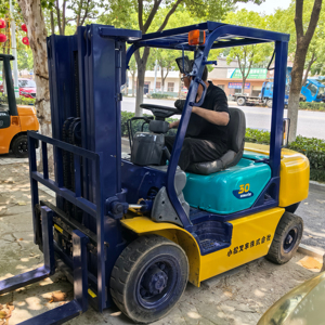 Komatsu รถยก3ตัน, เสา3ขั้นยกสูงถึง4.5เมตรพร้อมฟังก์ชันเลื่อนด้านข้างมีความยืดหยุ่นในการจัดการที่มีประสิทธิภาพ - Product Image 1