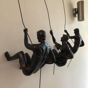 Hotel parete interna Art decoro moderno astratto in metallo ottone fusione 3D uomo arte statua grande 3D corda pendente scalatore bronzo scultura - Product Image 2