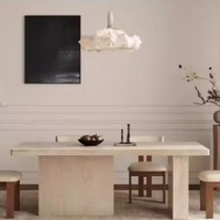 Table à manger contemporaine en travertin beige avec construction en pierre sans joint