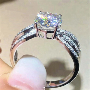 Anello di Lusso Rotondo da Donna, Gioiello Scintillante per Dito Indice - Product Image 4