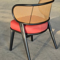 Chaise de salle à manger rembourrée personnalisable, style nordique moderne, avec dossier en rotin et cadre noir, coussin rouge, design enveloppant et courbé, pour la maison, le bureau et le bar.