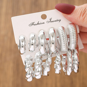Pendientes de Aro Minimalistas con Conchas Marinas y Tachuelas Metálicas para Mujer, Joyería para Vacaciones en la Playa, Verano 2025, Origen Yiwu - Product Image 3