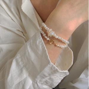 สร้อยข้อมือไข่มุกน้ำจืดทรงบาร็อคธรรมชาติ ดีไซน์หัวเข็มขัดแบบ OT พร้อมจี้ตกแต่งสวยงาม - Product Image 1