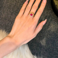 Bague en rubis de laboratoire 2 carats couleur sang de pigeon, or massif 18 carats, style vintage, avec pierres précieuses en grappe, bande éternelle, esthétique aristocratique
