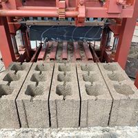 Machine à blocs de terre QT4-24B pour l'Afrique – Machine semi-automatique de fabrication de briques Hydraform à moitié manuelle – Prix de la machine à briques en ciment et béton