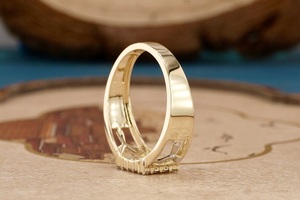 Bague classique en diamant de haute joaillerie avec pierre centrale taille Asscher et sertissage à griffes sécurisé pour une sophistication intemporelle - Product Image 5