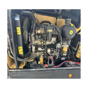 Chariot télescopique diesel CAT d'occasion TH414 4x4 tout-terrain avec pneus pneumatiques, commande en position debout, mât à trois sections et déplaceur latéral hydraulique - Product Image 6