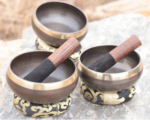 Bol de méditation tibétain de qualité supérieure, coloré, gravé, pour la thérapie sonore, bol de guérison, artisanat en métal fait à la main au Népal - Product Image 2
