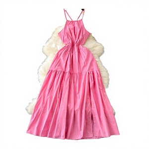Vestido maxi rosa con tirantes finos, cintura elástica, corte en A, dobladillo escalonado acampanado, casual de verano, de satén tejido, sin mangas, color liso. - Product Image 3