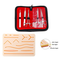 Les étudiants en médecine à faible quantité minimale de commande utilisent un kit complet de pratique de suture