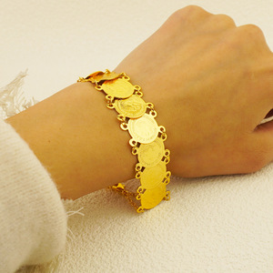 Женский позолоченный браслет с геометрическим рисунком - Product Image 3