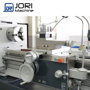 Torno manual de alta precisión CW6280 Torno de cabeza de engranaje Distancia de 2000mm entre centros para metal - Product Image 6