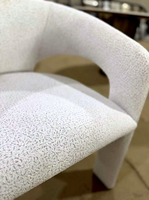 Modernes Luxus-Outdoor-Esszimmer-Set mit cremefarbenen Bouclé-Stoff-Esszimmerstühlen und rundem Esstisch mit geriffelter schwarzer Holzbasis für die Terrasse