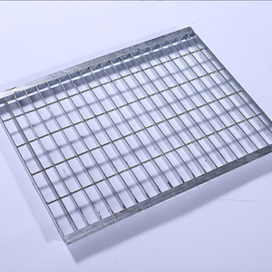 Marches et marches d'escalier en acier galvanisé antidérapantes et antirouille, légères, pour passerelles et bâtiments industriels, personnalisables et modernes - Product Image 1