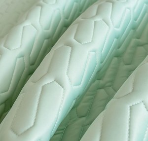 Ensemble de jupe de lit rafraîchissante en soie glacée - Parure de lit 3 pièces avec tapis rafraîchissant en latex épaissi de 5 mm pour un confort estival, avec taie d'oreiller - Product Image 2