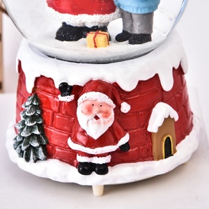 Ornamento Creativo Ecologico in Resina con Palla <span class=keywords><strong>di</strong></span> Cristallo e Vecchietto, Figurina LED Musicale Natalizia con Fiocco <span class=keywords><strong>di</strong></span> <span class=keywords><strong>Neve</strong></span>, Modello Dipinto Artigianale - Product Image 3