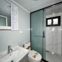 Deux petites fenêtres en plastique et acier, huit fenêtres pour salles de bain, deux portes d'entrée, conteneur extensible pour chambre à coucher, panneau sandwich