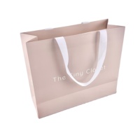 Sac en papier recyclé de luxe de haute qualité, nouveau design, impression de logo personnalisée pour les cadeaux, l'emballage des vêtements