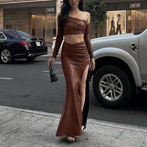 Ensemble 2 pièces de vêtements <span class=keywords><strong>en</strong></span> maille pour femmes Short One-shoulder Long-sleeved Crop Top Taille haute Sexy Slit Pleated Leatherette Skirt Set - Product Image 1