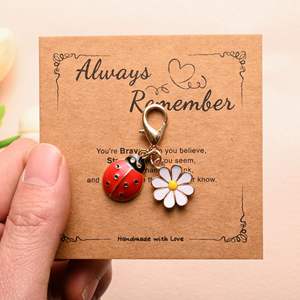 2025 moda Margarita milagrosa mariquita llavero con Alaways recordar tarjeta mariquita Margarita colgantes bolsa encanto bolsos Accesorios - Product Image 6