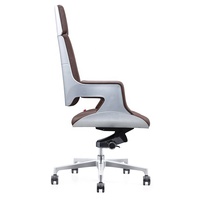 Chaise de bureau pivotante à dossier haut en cuir brun clair avec châssis autoportant en plastique argenté poli