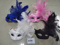 Masque pour les yeux de carnaval avec plume et fleur