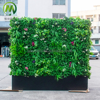 Mur végétal vertical avec jardinière, panneaux muraux de plantes artificielles avec feuillage vert luxuriant, séparateur d'espace et toile de fond pour l'intimité