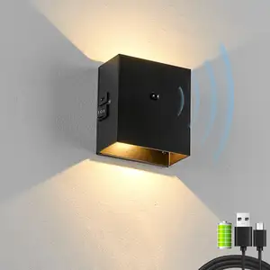 Luces de pared con batería recargable y sensor de movimiento magnético inalámbrico con iluminación hacia arriba y hacia abajo de ángulo ajustable moderno