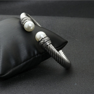 Pulsera de alambre plateado a la moda con perlas de imitación, joyería unisex para uso diario - Product Image 2