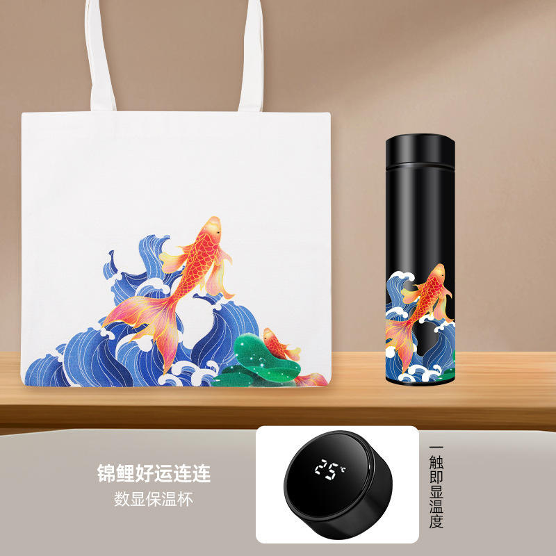 Article unique&nbsp;: bouteille d’eau isolée noire/sac en toile