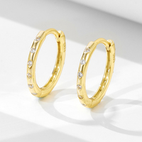 Mlluki Joyería al por Mayor, Plata de Ley 925, Chapado en Oro de 14K, Serie Mini, Pequeños Aros Huggies con Circonitas Cúbicas