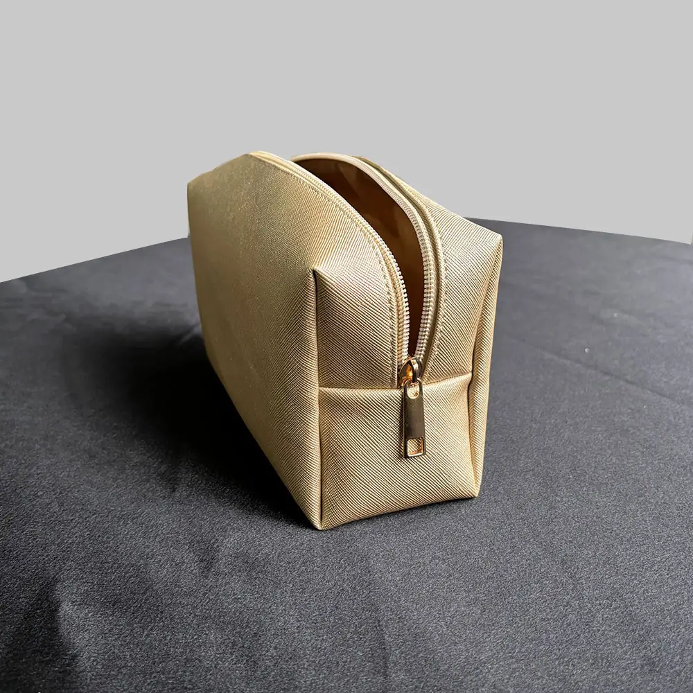 Sac de maquillage avec logo personnalisé sac de rangement pour articles de toilette cosmétiques sac de pochette géométrique en cuir doré pour cadeau publicitaire