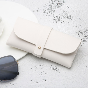 Étui à lunettes en cuir rectangulaire blanc, pochette souple pour le rangement des lunettes de soleil avec fermeture à boucle, été 2021 - Product Image 1