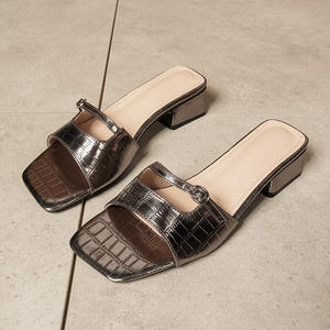 <span class=keywords><strong>Sandalias</strong></span> Planas de Punta Cuadrada para Mujer, Novedad 2026, Tacón Grueso, Moda para Exteriores, Cuero Patentado, Chanclas con Punta Descubierta, Venta al por Mayor - Product Image 4
