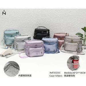 Sac bento isotherme 26x21x18cm avec doublure pour le rangement des repas - Product Image 2