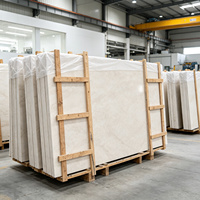 Dalle en pierre frittée 1200x2700x6mm Crème, effet pierre calcaire pleine masse avec veines subtilles pour revêtement mural et revêtement de sol de luxe pour hôtels